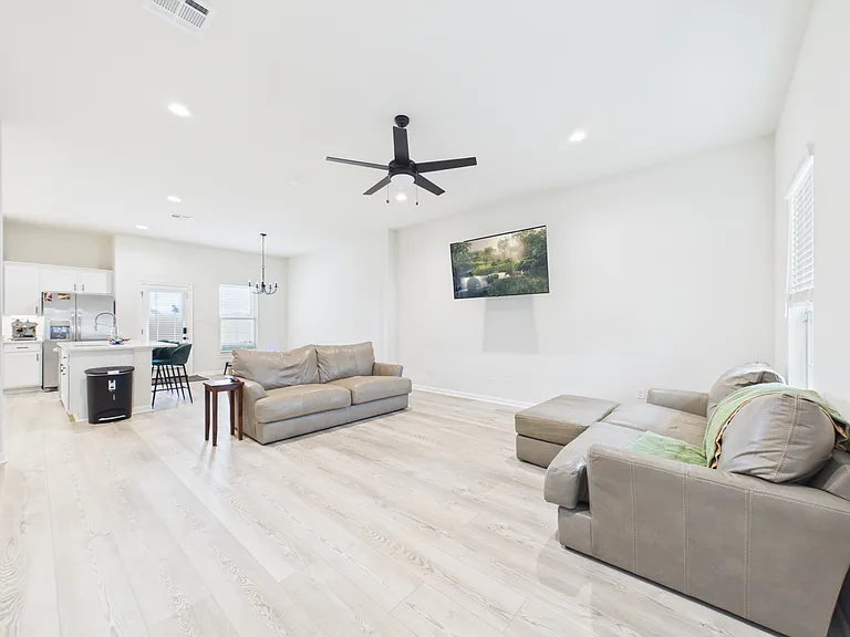221 Tatum Ln — Photo 3