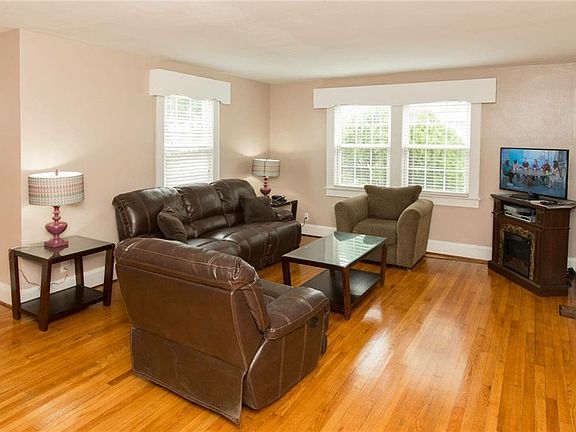 2nd image of 404 26th St #A