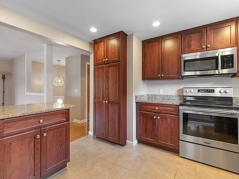 24 Hickory St — Photo 15