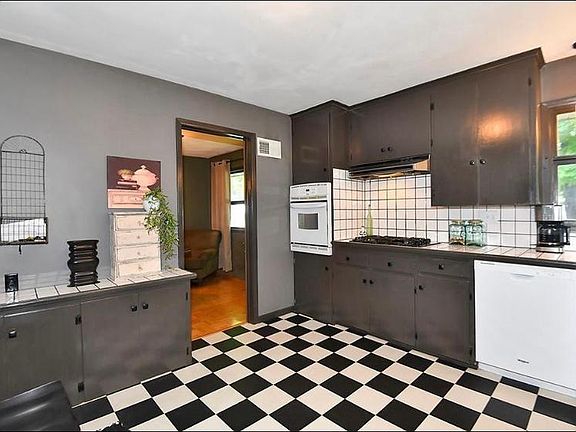 5th image of 433 Murray St