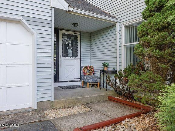 3rd image of 19 Alexandria Drive