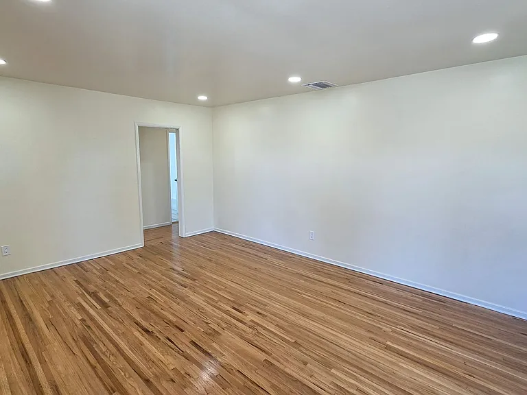 15422 Woodcrest Dr — Photo 4