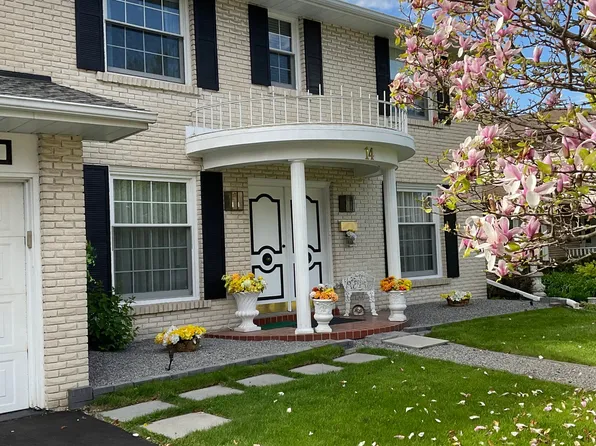 14 Robinhood Dr, Hamilton, ON L9H 4G1