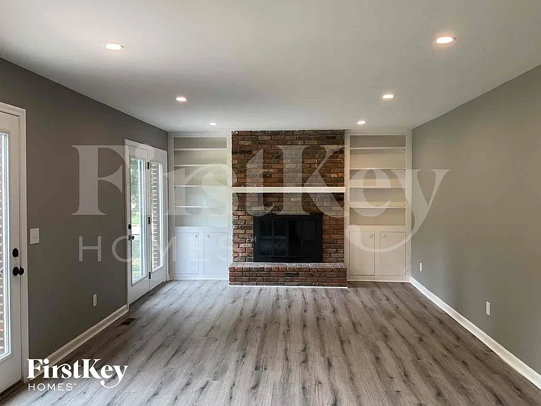 816 Broadview Dr — Photo 3