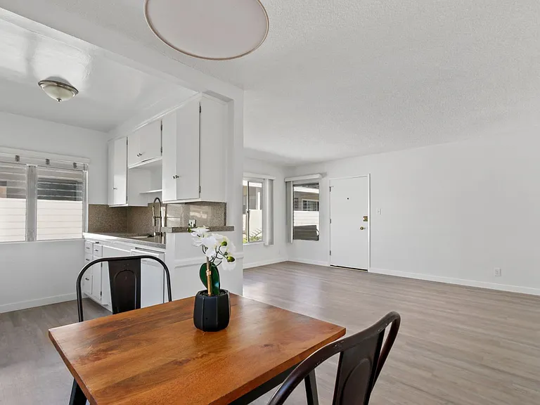 11615 Darlington, Prime Brentwood, Steps to San Vicente — Photo 5
