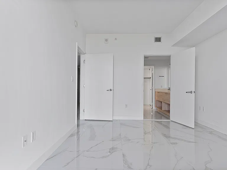 16385 Biscayne Blvd #717 — Photo 11