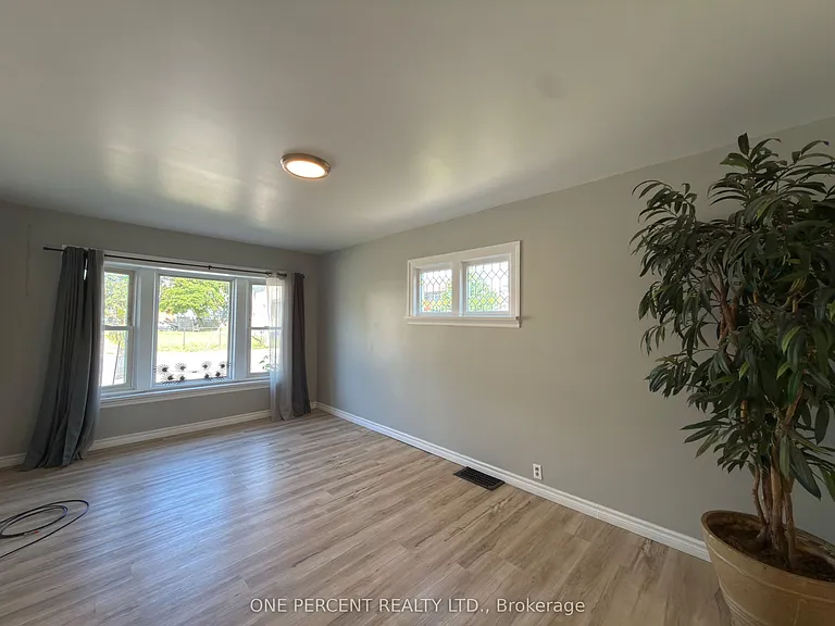 5082 Saint Lawrence Ave — Photo 4