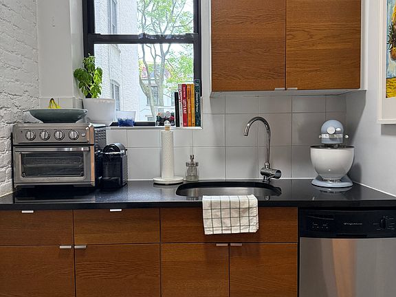 5th image of 214 E 11th St APT 3B