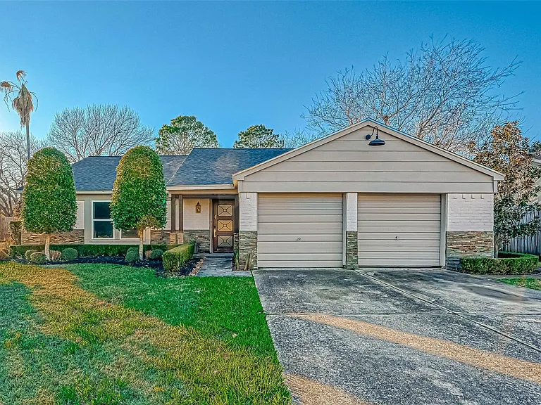 520 E Castle Harbour Dr — Photo 1
