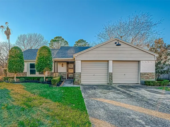 520 E Castle Harbour Dr, Friendswood, TX 77546