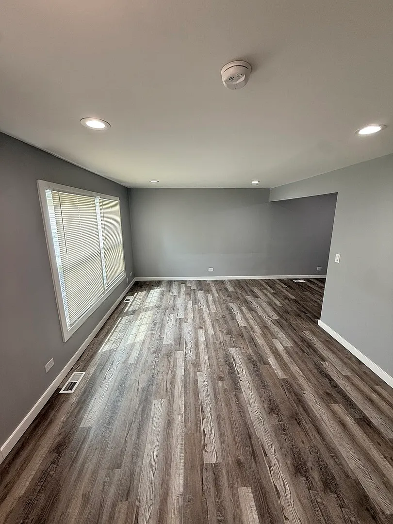 3 bed, 1.5 bath, 1034 sqft, $2,095 — Photo 2