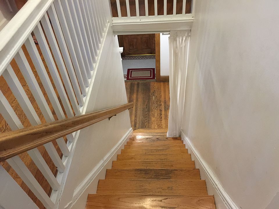 Stairs HArdwood Flrs Thruout