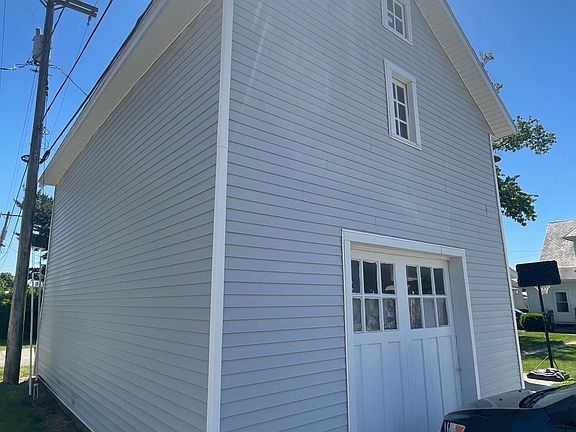 4th image of 107 E Lynn St