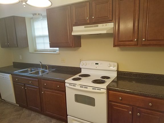 2nd image of 910 Flanders Ln