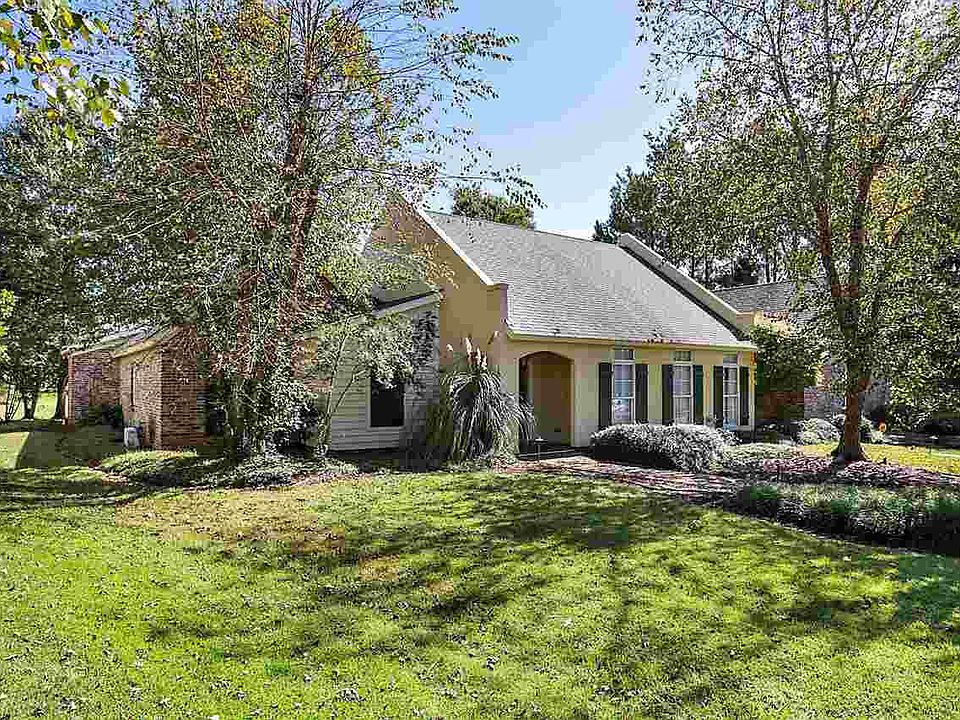 1st image of 209 Woodlands Green Dr