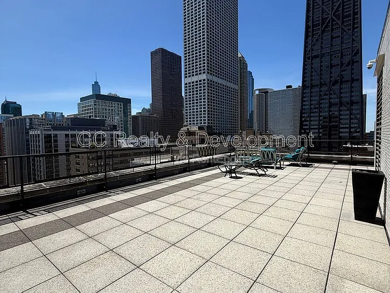 253 E Delaware Pl #19C — Photo 12