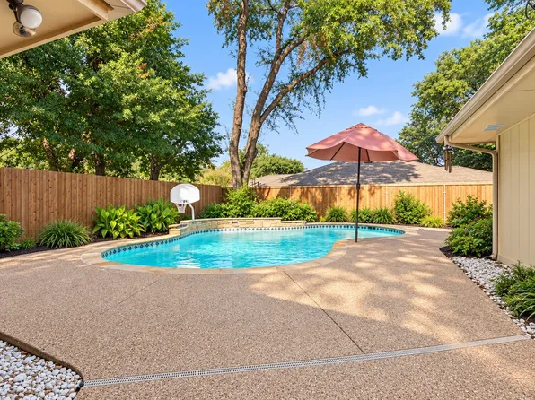 2401 Radcliffe Dr, Arlington, TX 76012