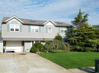 14 Silversmith Ln, Levittown, NY 11756