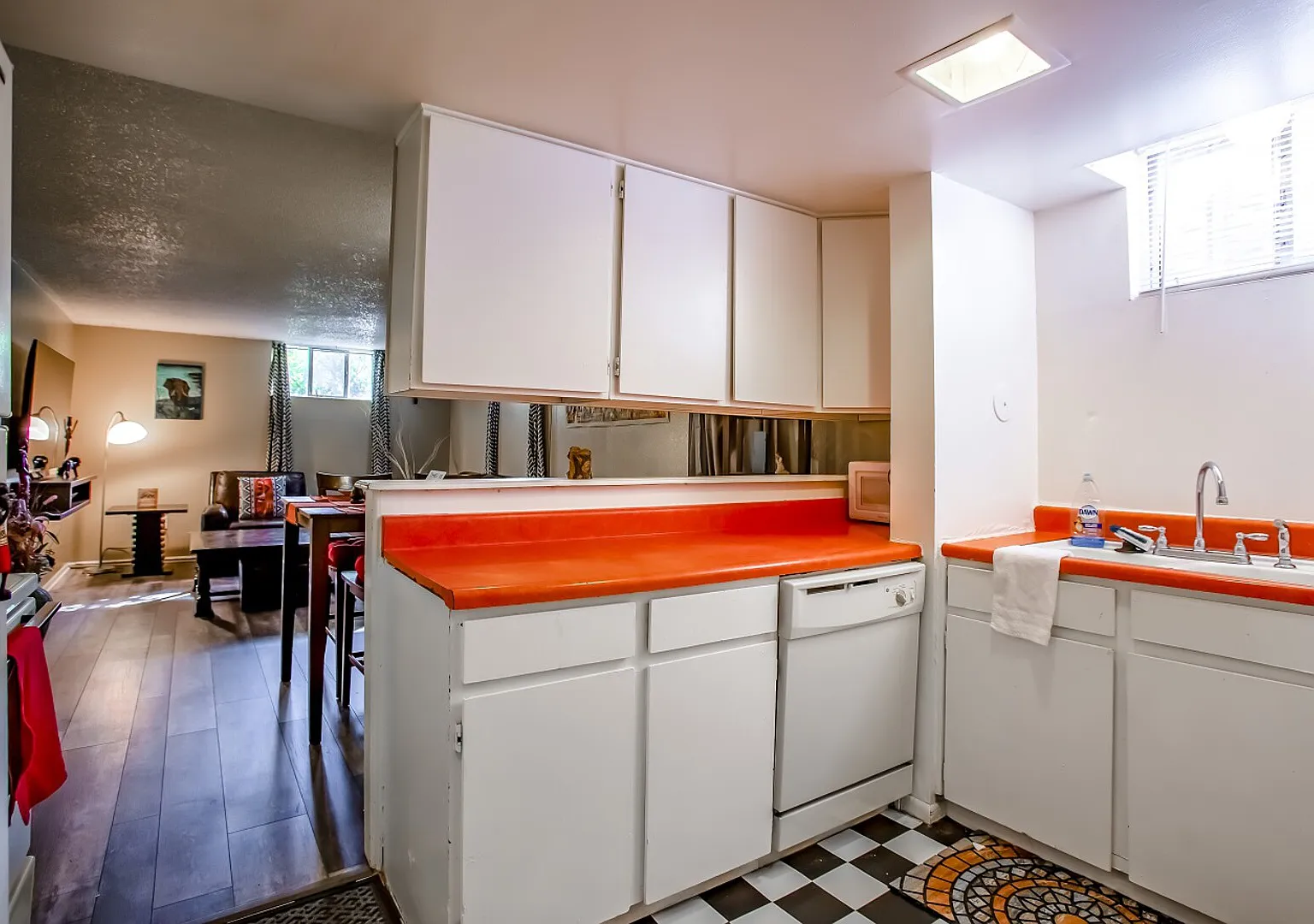 Bright GardenLevel Basement/Garage/W&D/Pets/nearDT — Photo 4
