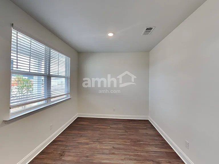 2128 Williamshire Ln — Photo 8