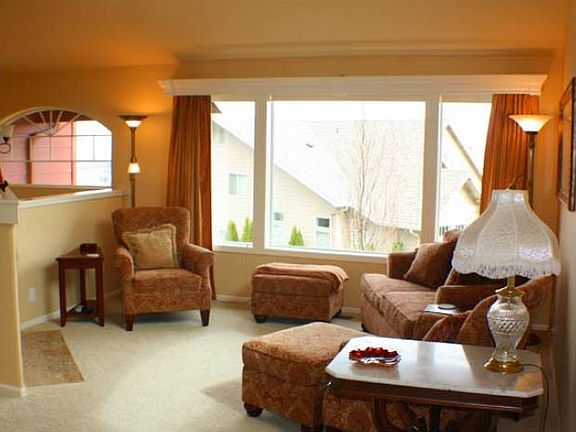 Vaulted Living w A View!