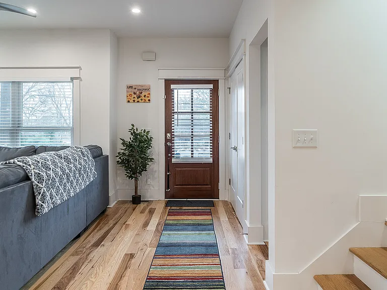 925 Mansfield Ave — Photo 3