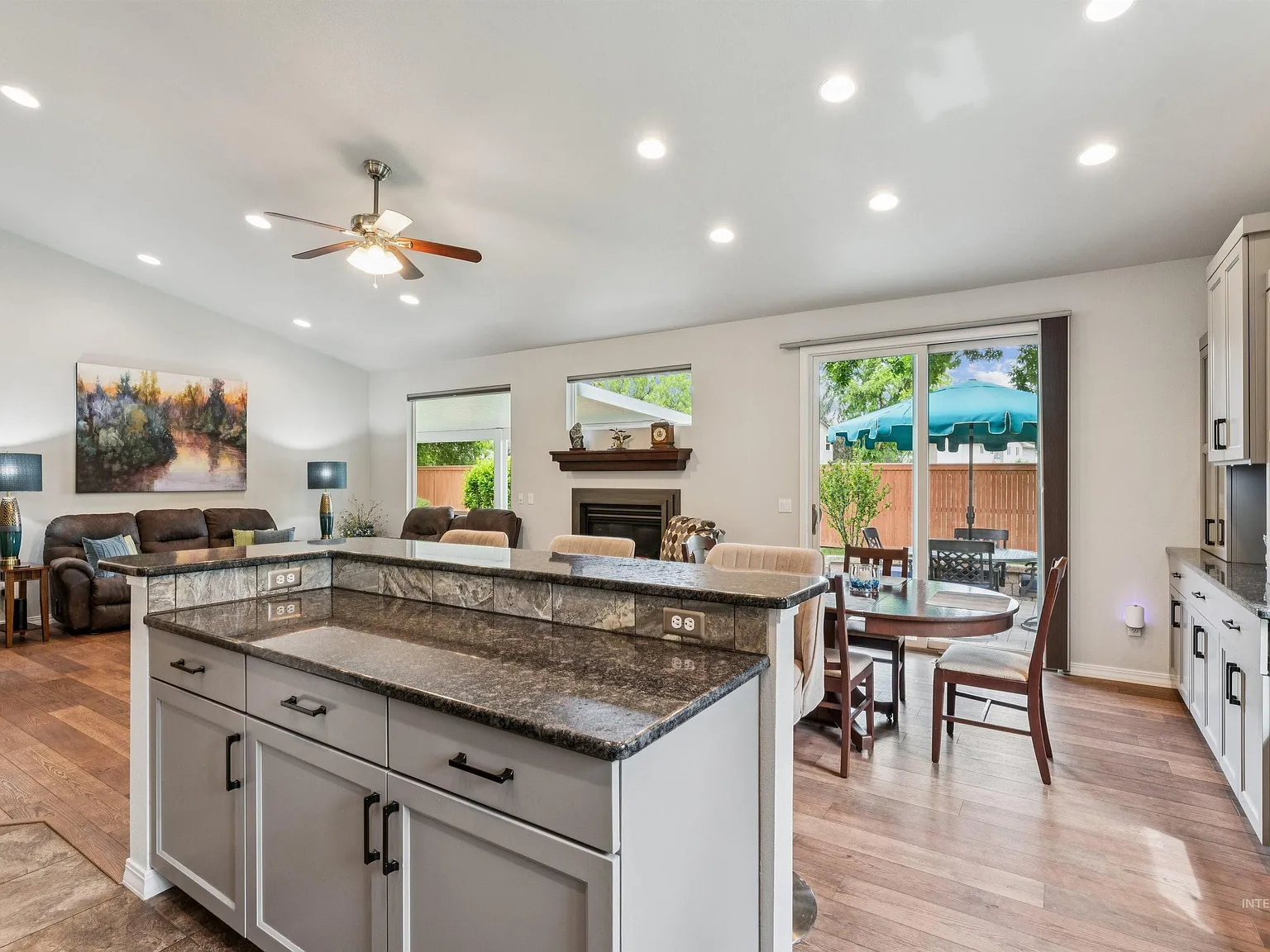 3 bed, 1600 sqft, $2,700 — Photo 3
