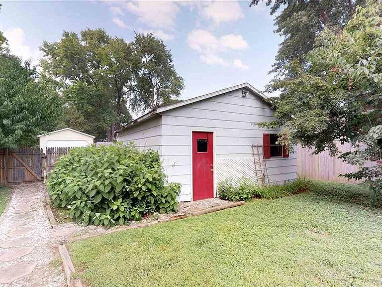 3213 Broadway Ave — Photo 4