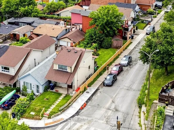 410 Silverthorn Ave, Toronto, ON M6M 3H2