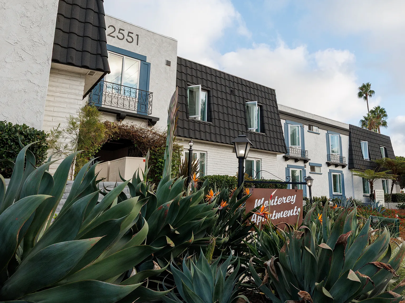 Monterey Villa Apartments — Photo 2