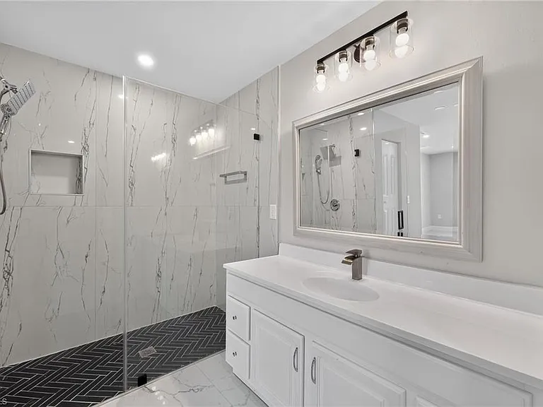 3211 43rd St SW — Photo 21