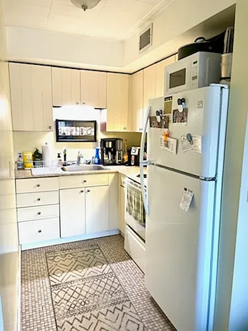 150 Stevens Dr #8 — Photo 4