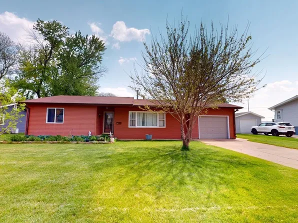 102 Sunset Dr, Lexington, NE 68850