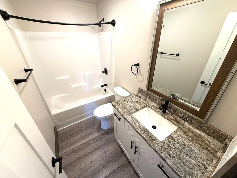 2865 Ashley Ave — Photo 12