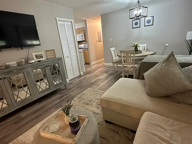 10 Crescent Dr #3 — Photo 2