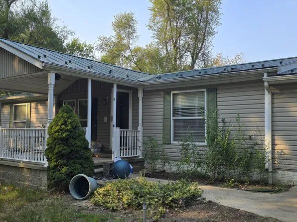 3253 S Crestview Dr, Adrian, MI 49221