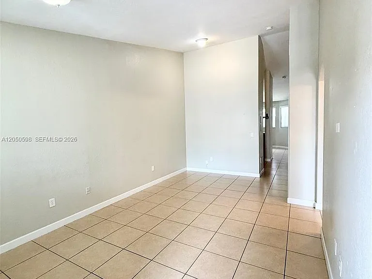 1652 SE 28th St #202 — Photo 3