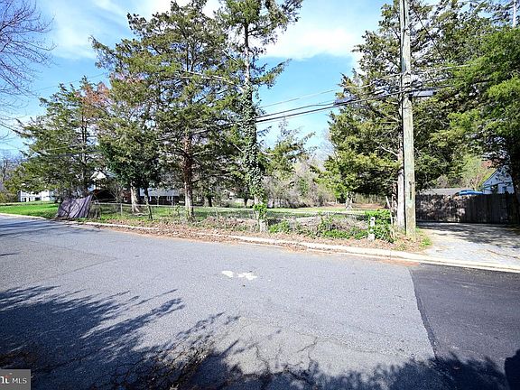 3rd image of 4807 N Barnaby Ln
