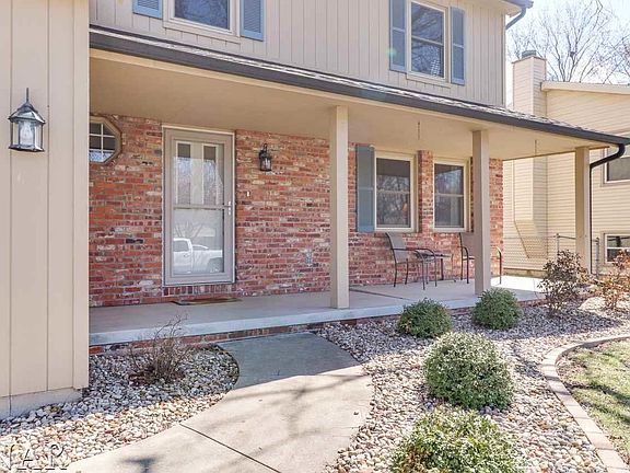 3rd image of 302 S Evergreen Ln