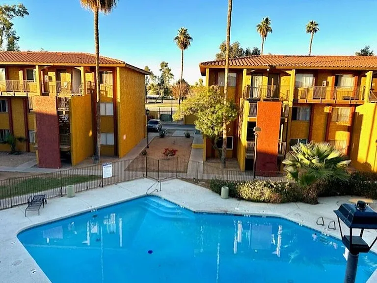 6236 N Black Canyon Hwy — Photo 1