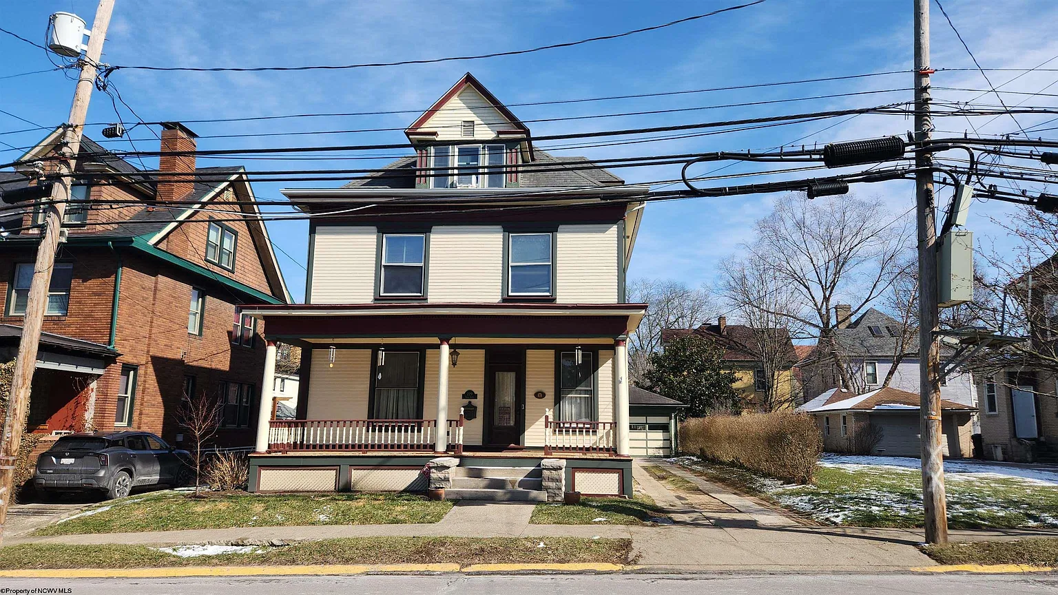 229 Grand St photo 1