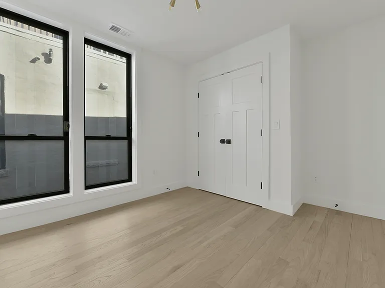 280-282 Sumner St #2 — Photo 9