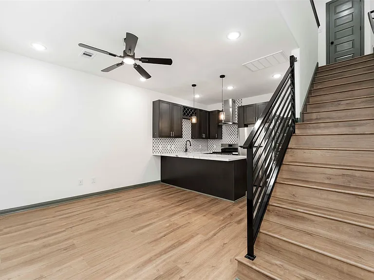7987 Chateau St #D — Photo 11