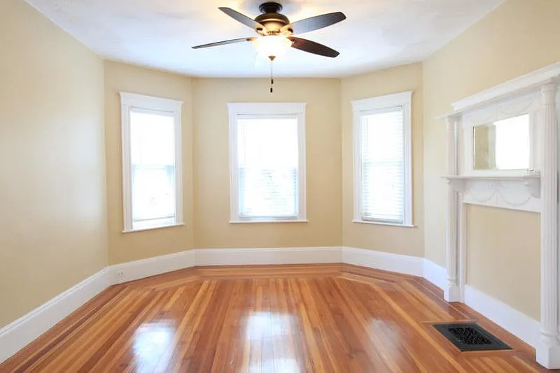 4 bed, 1.5 bath, 2000 sqft, $4,800 — Photo 2
