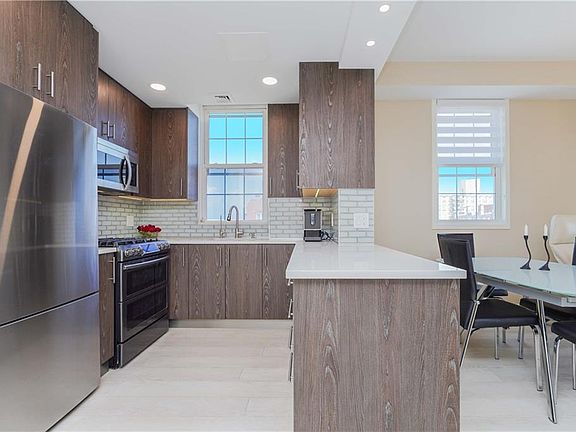 4th image of 40 Oceana Dr W #Penthouse 1d