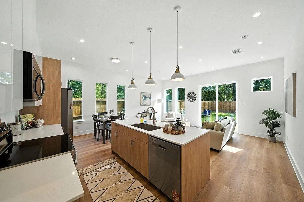 3 bed, 2.5 bath, 1161 sqft, $2,100 — Photo 3