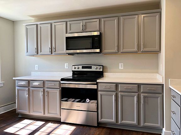 CUSTOM CABINETS & QUARTZ