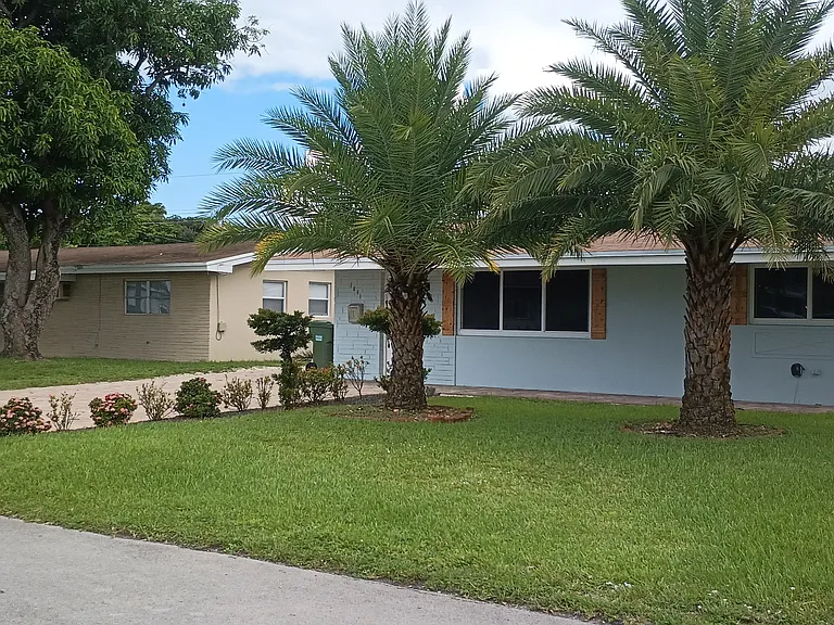 7681 NW 16th Ct — Photo 4