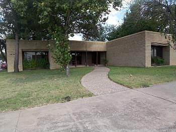 2nd image of 101 E Avenue B