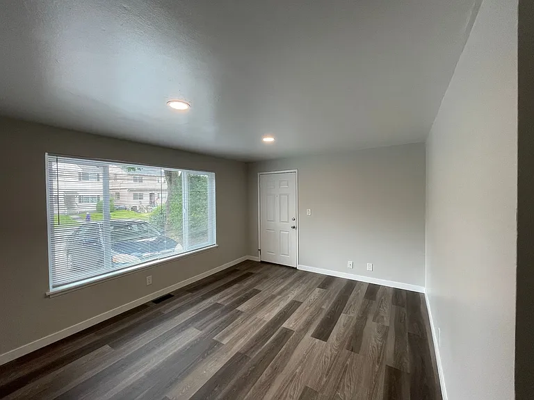 2232 Hoyt Ave- 5 Unit — Photo 9